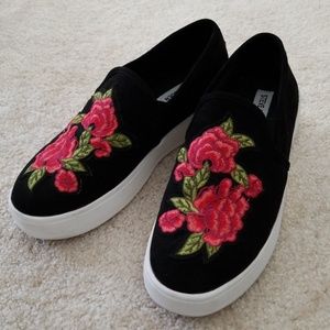 Steve Madden Rose Floral Slip on sneakers Size 7
